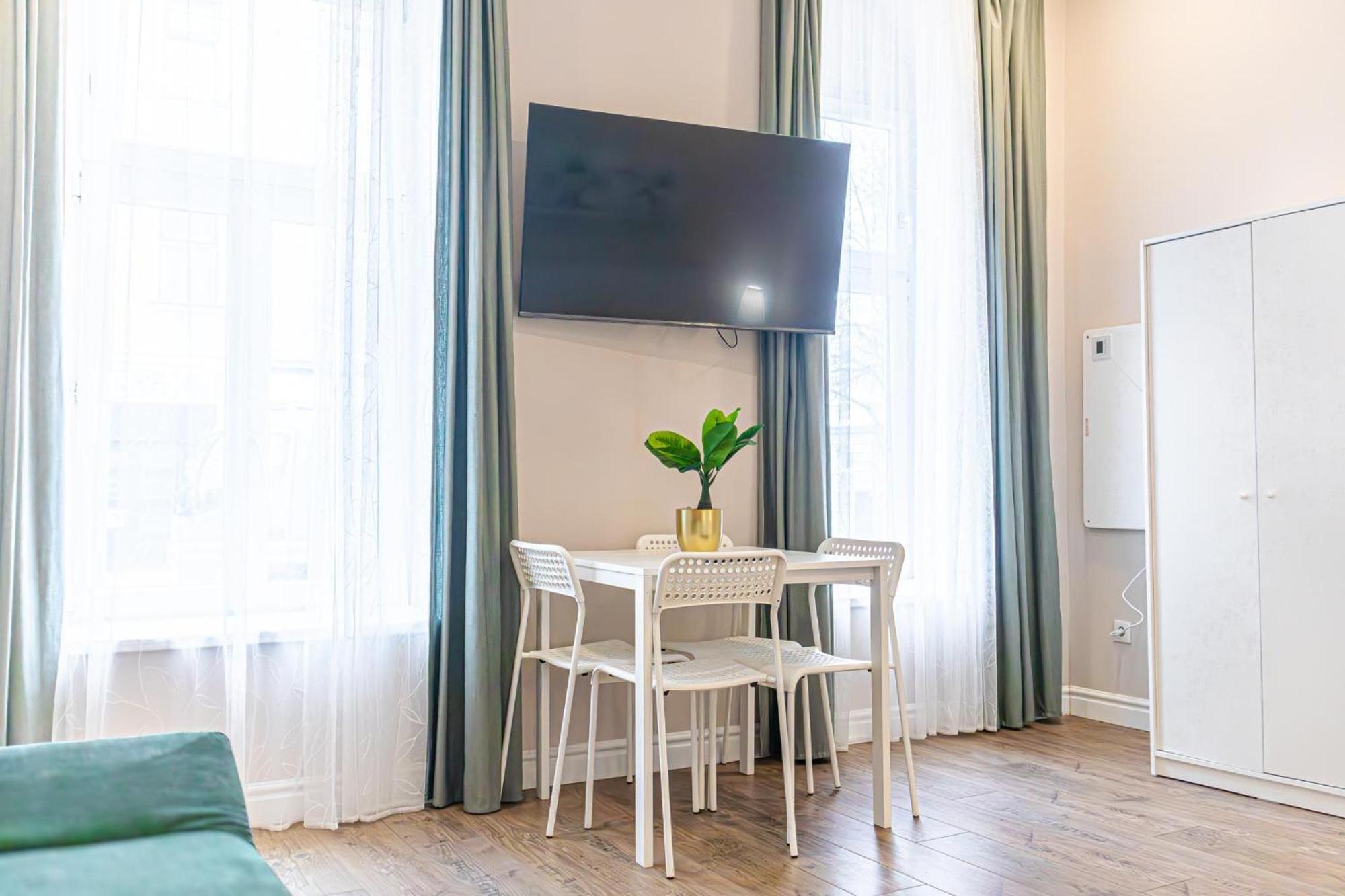 Appartement Stylish Wiener Stadthalle Wenen